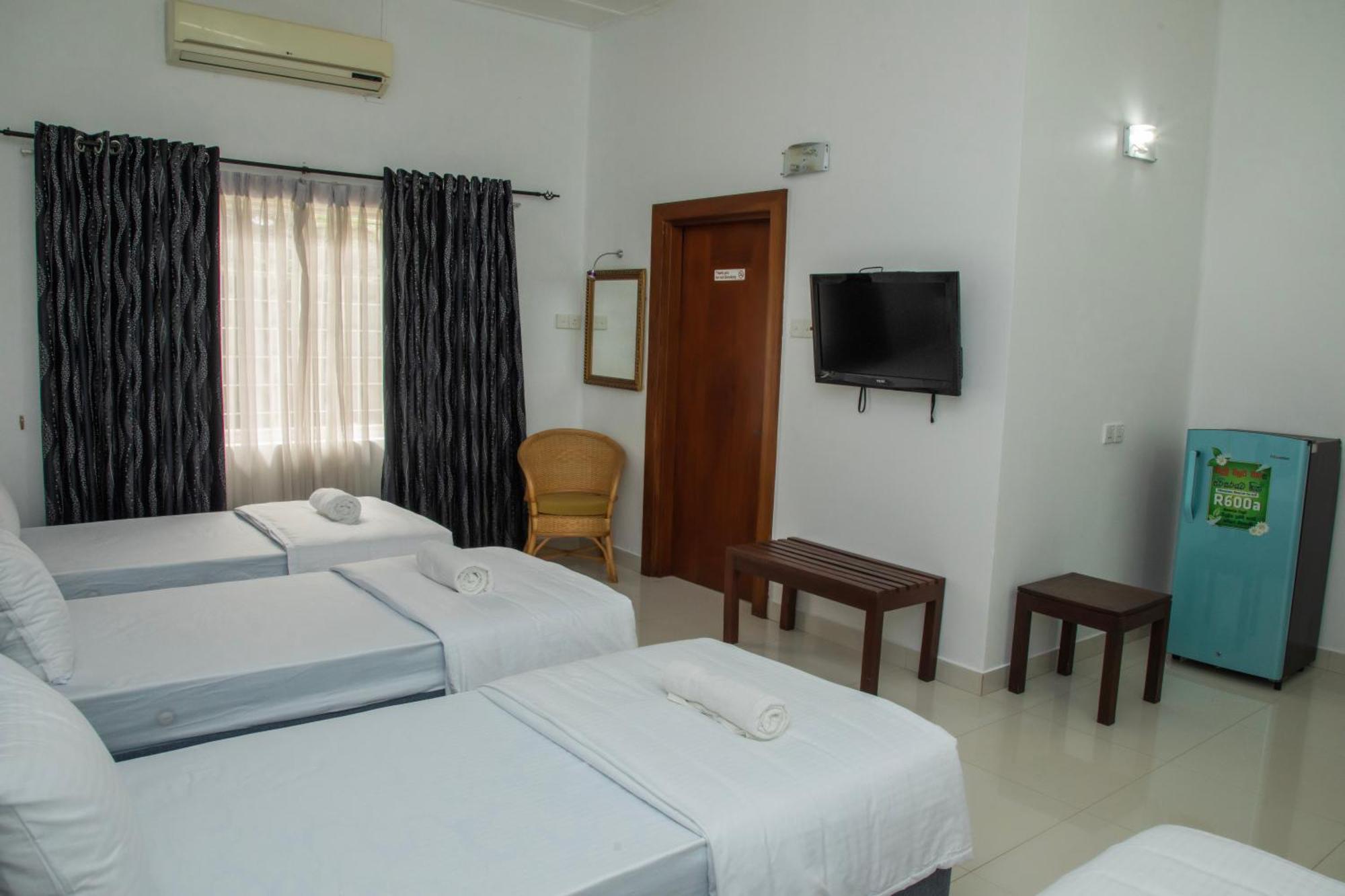 Funk Bunks - By The Lake Kandy Exterior photo